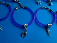 Pulseras de colores con colgante de metal
